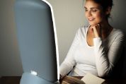 Junge Frau während einer Lichttherapie Junge Frau während einer Lichttherapie